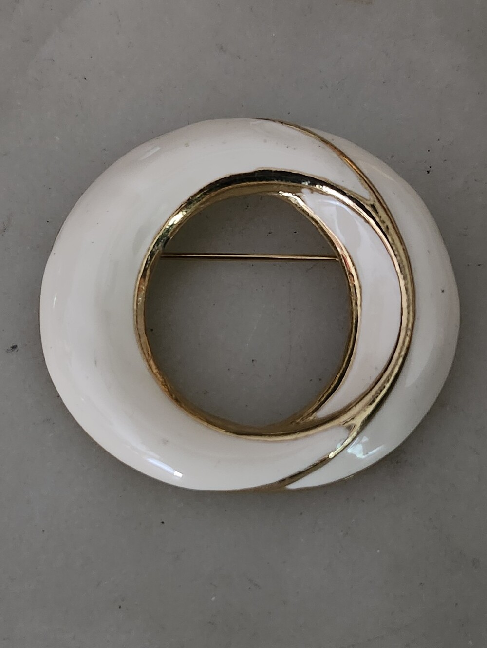 Vtg Mid Century Modern White and Gold Circular Enamel Brooch